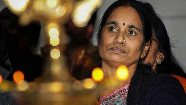 ഒടുവില്‍ എന്‍റെ മകള്‍ക്ക് നീതി ലഭിച്ചു: നിര്‍ഭയയുടെ ചിത്രം മാറോട് ചേര്‍ത്ത് അമ്മ ആശാദേവി