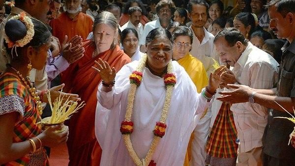 കൊറോണ പേടി: ദര്‍ശനം നല്‍കുന്നത് നിര്‍ത്തിവെച്ച് അമൃതാനന്ദമയി, ആശ്രമത്തിലെ താമസത്തിനും വിലക്ക്