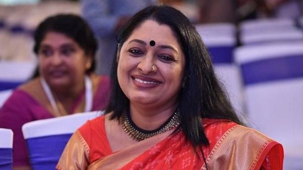 പരിപാടിക്കിടെ നടി ഊര്‍മ്മിള ഉണ്ണി മൈക്ക് വലിച്ചെറിഞ്ഞു; മഹാദേവനോടാണോ നടിയുടെ ദേഷ്യം?, ആരോപണം