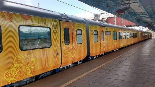 ട്രെയിന്‍ വൈകിയാല്‍ മണിക്കൂറിന് 100 രൂപ യാത്രക്കാരന്: തേജസ് എക്സ്പ്രസിന്റെ വിശേഷങ്ങൾ