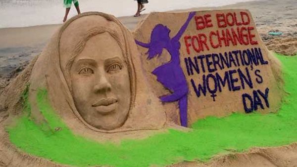 എന്തിനാ ഇപ്പോ ഒരു വനിതാ ദിനം! ചരിത്രം അറിയണ്ടേ