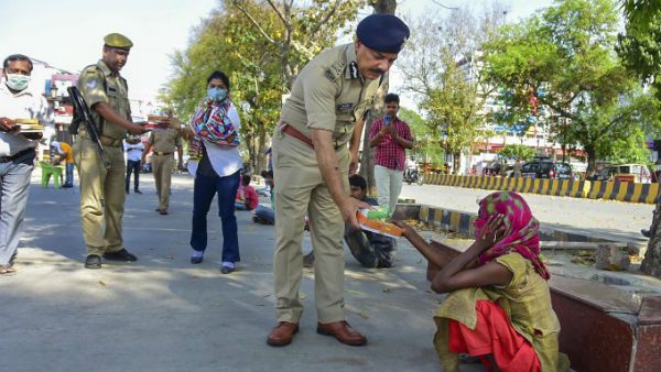 ഒരുനേരത്തെ അന്നത്തിനായി അവര്‍ കൈനീട്ടി, മനസ്സലിയിക്കുന്ന ചിത്രങ്ങള്‍, കൈത്താങ്ങായി ഇവർ
