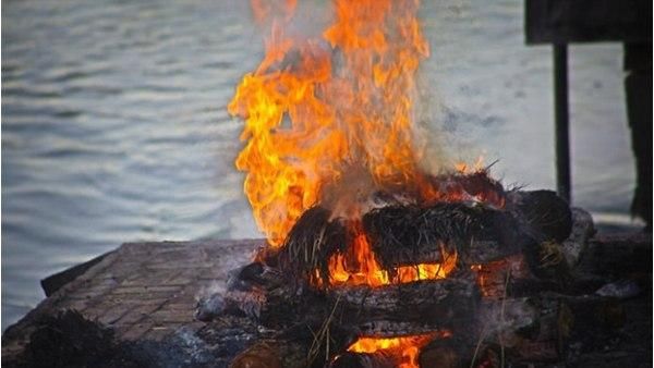 കൊറോണ ബാധിച്ച മുസ്ലിം വൃദ്ധന്റെ മൃതദേഹം ദഹിപ്പിച്ചു; തീരുമാനം പള്ളിക്കമ്മിറ്റി തടസം നിന്നതിനാല്‍...