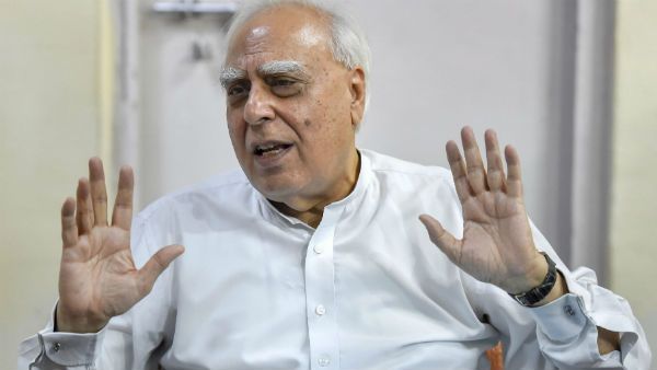 'രണ്ട് ഇന്ത്യയുണ്ട്; യോഗ ചെയ്യുന്നൊരിന്ത്യയും അതിജീവനത്തിനായി പോരാടുന്ന മറ്റൊരിന്ത്യയും'