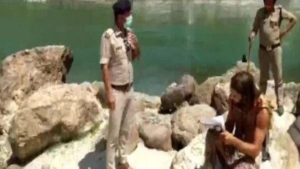 ലോക്ക്ഡൗണ്‍ ലംഘിച്ച് കറങ്ങിനടന്നു, വിദേശികളെകൊണ്ട് 500 പ്രാവശ്യം ഇംപോസിഷന്‍ എഴുതിപ്പിച്ച് പൊലീസ്