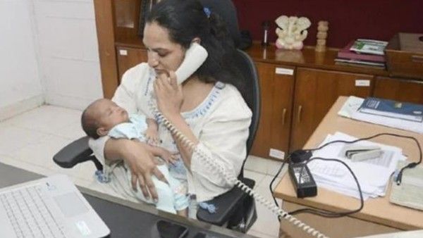 പ്രസവിച്ച് ഒരു മാസം തികഞ്ഞില്ല; പിഞ്ചോമനയെ പിടിച്ച് ജോലിക്കെത്തി, വൈറലായി ശ്രീജനയുടെ ചിത്രം