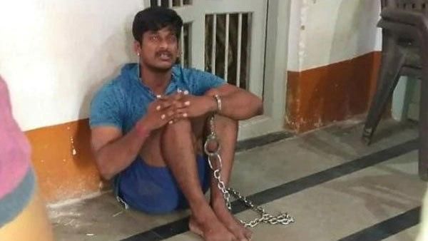 രാജ്യത്തിന് നാണക്കേടായി കര്‍ണാടക പൊലീസ്, മാസ്‌ക് ധരിക്കാതെ പുറത്തിറങ്ങിയ ജവാനെ ചങ്ങലയ്ക്കിട്ടു