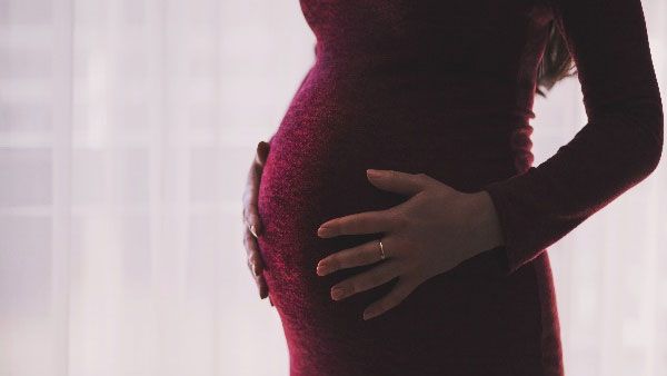 അനിശ്ചിതത്വം നീങ്ങി: ബെംഗളുരുവിൽ നിന്നെത്തിയ ഗർഭിണിയ്ക്ക് സ്വദേശിനിയ്ക്ക് കേരളത്തിൽ കടക്കാൻ അനുമതി