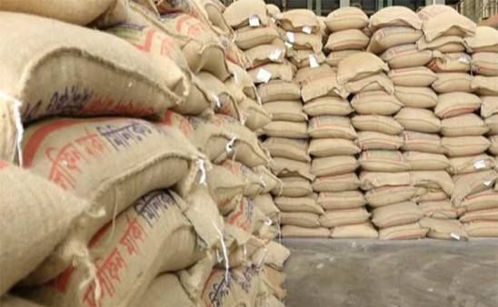 റേഷൻ വിതരണം: ക്രെഡിറ്റ് സ്വന്തമാക്കാൻ രാഷ്ട്രീയ പാർട്ടികളുടെ മത്സരം, ആരോപണങ്ങളുന്നയിച്ച് പാർട്ടികൾ!!