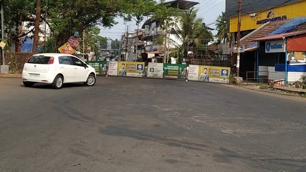 പോലീസ് മുന്നറിയിപ്പ് കാറ്റിൽ പറത്തി: ജനം കൂട്ടത്തോടെ റോഡിലിറങ്ങി കണ്ണൂരിൽ ഇടറോഡുകൾ അടച്ചു