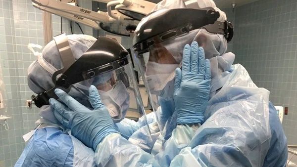 പ്രതീക്ഷയും സ്നേഹവും: ശസ്ത്രക്രിയ വാര്‍ഡില്‍ നിന്നും ഒരു ആലിംഗനം, വൈറലായി നഴ്സ് ദമ്പതികളുടെ ചിത്രം