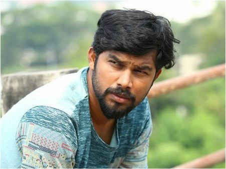 ഏതെങ്കിലും പാറമടയിൽ പോയി ഈ പണി ചെയ്തിരുന്നെങ്കിൽ, സിനിമ സെറ്റ് തകർത്തവരെ ട്രോളി ഷറഫുദ്ദീൻ!