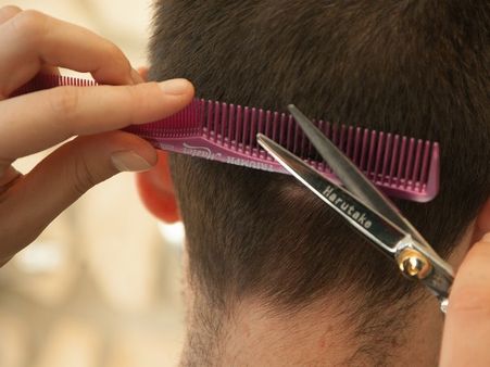 ക്വാറന്റീനിൽ കഴിഞ്ഞിരുന്ന യുവാവ് ബാര്‍ബറെ വിളിച്ച് മുടി വെട്ടിച്ചു; പിന്നാലെ കിട്ടിയത് മുട്ടന്‍ പണി!