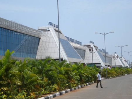 അബുദാബിയില്‍ നിന്നും കരിപ്പൂരിലെത്തിയ നാല് പേര്‍ക്ക് കൊവിഡ് ലക്ഷണങ്ങള്‍, ആശുപത്രിയിൽ പ്രവേശിപ്പിച്ചു