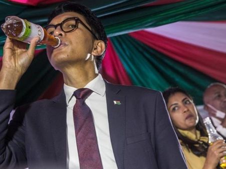 കൊറോണ 'മാന്ത്രിക മരുന്ന്' റെഡി; പൊതുവേദിയില്‍ കഴിച്ച് പ്രസിഡന്റ്, ഒട്ടേറെ രാജ്യങ്ങള്‍ ഓര്‍ഡര്‍ചെയ്തു