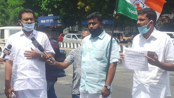 'മലയാളികൾക്ക് വേണ്ടി ഇടപെടാതെ വീട്ടിരിലിരിക്കുന്നു', സമ്പത്തിനെതിരെ യൂത്ത് കോൺഗ്രസ് സമരം