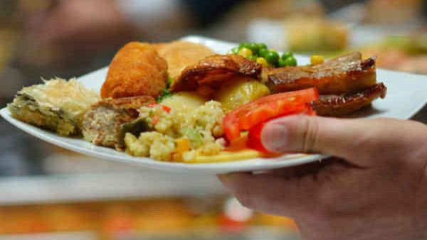 ലോക്ക്ഡൌൺ ചട്ടം ലംഘിച്ച് ഹോട്ടലിൽ ഭക്ഷണം വിളമ്പി: 20 പേർ കസ്റ്റഡിയിൽ, ഹോട്ടലുടമയ്ക്കെതിരെ കേസ്!!