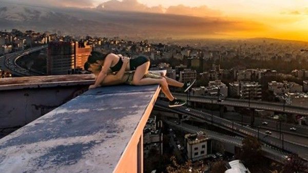 ഇറാനില്‍ കെട്ടിടത്തിന് മുകളില്‍ അര്‍ധവസ്ത്രം ധരിച്ച് കമിതാക്കളുടെ ചുംബനം; ചിത്രം വൈറല്‍, പിന്നീട്...