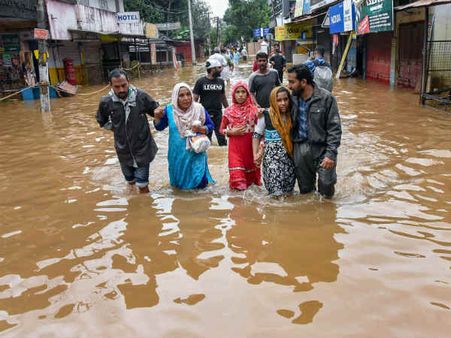 പ്രളയ ഫണ്ടില്‍ സംഭാവന നല്‍കിയ തുക തിരികെ വേണം, അപേക്ഷയുമായി 97 പേര്‍, 16 മലയാളികളും
