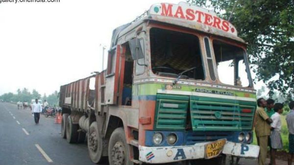 ലോക്ഡൗണൊന്നും കാര്യമാക്കിയില്ല, ലോറിയില്‍ തെലങ്കാനയിലേക്ക് കടക്കാന്‍ ശ്രമം, ഒടുവില്‍ സംഭവിച്ചത്!!