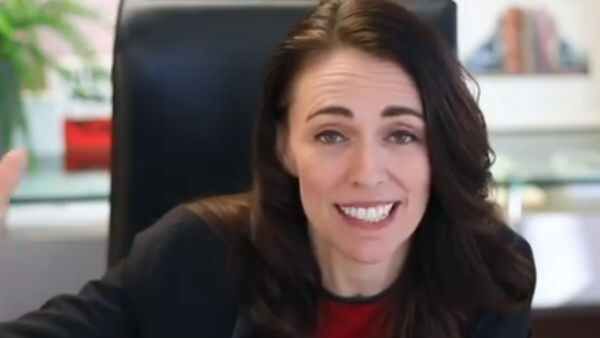 ന്യൂസിലാന്റ് പ്രധാനമന്ത്രിയുടെ അഭിമുഖത്തിനിടെ ഭൂചലനം; പാര്‍ലമെന്റ് കുലുങ്ങി, പുഞ്ചിരിച്ച് പ്രതികരണം