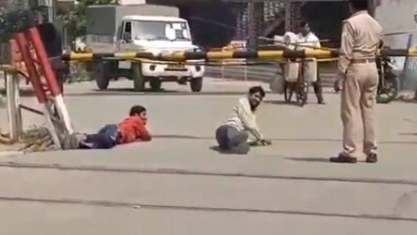 മാസ്‌ക് ധരിച്ചില്ല, യുവാക്കൾക്ക് ശിക്ഷ പൊരിവെയിലിൽ ശയനപ്രദക്ഷിണം, രണ്ട് പൊലീസുകാരുടെ തൊപ്പിതെറിച്ചു