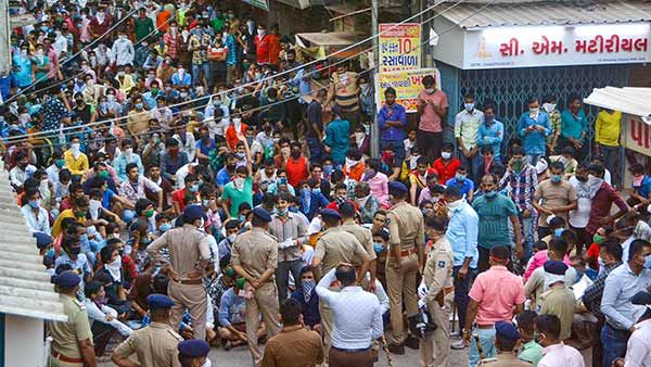 യുദ്ധക്കളമായി സൂറത്ത്; തൊഴിലാളികള്‍ കൂട്ടത്തോടെ തെരുവിലിറങ്ങി, പോലീസുമായി ഏറ്റുമുട്ടി