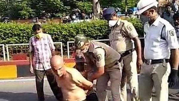 ഡോക്ടറെ കൈ കെട്ടി വിവസ്ത്രനാക്കി റോഡിൽ വലിച്ചിഴച്ച് പോലീസ്! ദൃശ്യം പുറത്ത്, വൻ വിവാദം