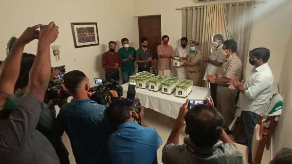 പോലീസ് സേനയ്ക്ക് ധന്വന്തരിയുടെ ആയുര്‍വേദ മരുന്നുകളുടെ കിറ്റ് വിതരണം: മന്ത്രി ഉദ്ഘാടനം ചെയ്തു!!