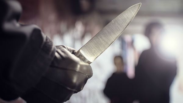 സഹോദരന്‍ വടിവാളുമായി വരുന്നുണ്ടെന്ന് കാമുകി..!!, മൂവാറ്റുപുഴയില്‍ യുവാവിനെ പട്ടാപ്പകല്‍ കഴുത്തിന് വെട്ടിവീഴ്ത്തി