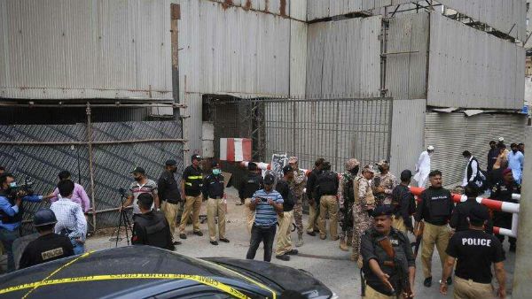 കറാച്ചി സ്റ്റോക്ക് എക്‌സ്‌ചേഞ്ചിലേക്ക് തോക്കുധാരികള്‍ ഇരച്ചെത്തി, ഭീകരാക്രമണം, 2 പേര്‍ കൊല്ലപ്പെട്ടു