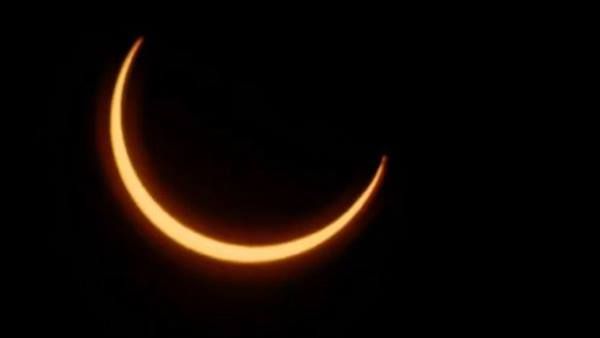 സൂര്യഗ്രഹണം തുടങ്ങി: കേരളത്തിൽ ഭാഗിക ഗ്രഹണം, മേഘങ്ങൾ കാഴ്ച മറച്ചേക്കും!!