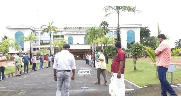 കൊവിഡ് കാലത്തും ഫീസ് ഇളവ് അനുവദിക്കാതെ വിദ്യാലയം; പ്രതിഷേധവുമായി രക്ഷിതാക്കള്‍