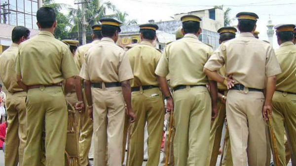 സിവില്‍ സ്റ്റേഷനിലെ പ്രതിഷേധക്കാര്‍ക്ക് മുമ്പില്‍ പോലീസ്, ലാത്തിക്ക് പകരം മൈക്ക്, പറഞ്ഞത് അക്കാര്യം