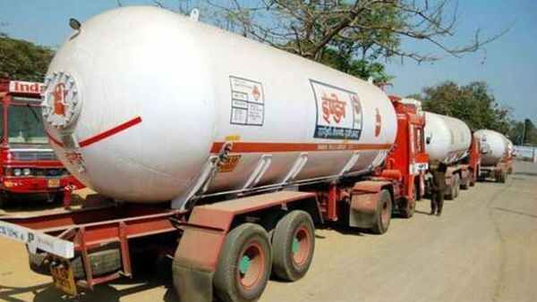 വട്ടപ്പാറയില്‍ ടാങ്കര്‍ ലോറി താഴ്ചയിലേക്ക് മറിഞ്ഞു; വാതക ചോര്‍ച്ച... വാഹനങ്ങള്‍ വഴിതിരിച്ചുവിട്ടു