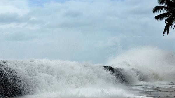 കണ്ണൂരിൽ കടലാക്രമണം: തീരപ്രദേശങ്ങൾ ഭീതിയിൽ!! കണ്ണൂരിലും തലശ്ശേരിയിലും പുതിയങ്ങാടിയിലും നാശനഷ്ടം!!