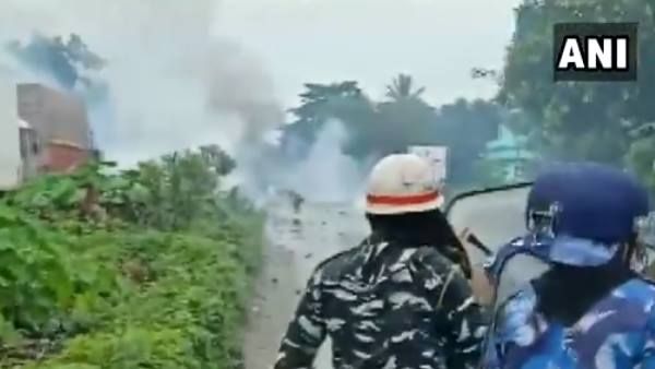 പെൺകുട്ടി കൊല്ലപ്പെട്ട സംഭവം:അക്രമാസക്തരായി ജനക്കൂട്ടം,ബസിനും പോലീസ് വാഹനത്തിനും തീയിട്ടു