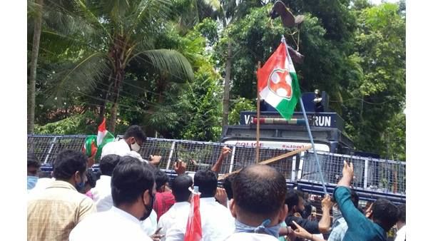 മുഖ്യമന്ത്രിയുടെ വീട്ടിലേക്ക് യൂത്ത് കോൺഗ്രസ് മാർച്ച്:കണ്ണീർ വാതകവും ജലപീരങ്കിയും പ്രയോഗിച്ച് പോലീസ്