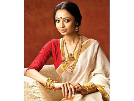 ഇത്തവണ വെള്ളിയിൽ വെള്ളിയിൽ തിളങ്ങട്ടെ: സാരിയിലും മുണ്ടിലും മലയാളിക്ക് സിൽവർ മതി!!