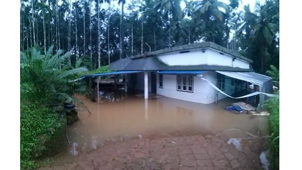 മഴക്കെടുതി തുടരുന്നു: കണ്ണൂരിൽ 1700 കുടുംബങ്ങളെ മാറ്റിപ്പാർപ്പിച്ചു: ആറു വീടുകൾ തകർന്നു!!