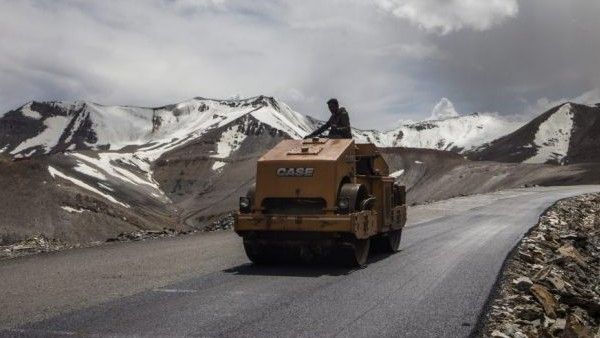 അതിര്‍ത്തിയില്‍ സൈന്യം സജ്ജരാകുന്നു; ശ്രീനഗര്‍-ലേ ഹൈവേ അടച്ചു, കൂടുതല്‍ സൈനികരെത്തും