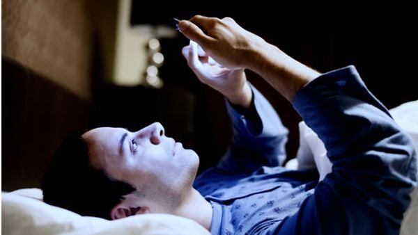 രാത്രി അമിതമായി സ്മാർട്ട്‌ഫോൺ ഉപയോഗിക്കുന്നവരാണോ നിങ്ങൾ? എങ്കിൽ കരുതിയിരിക്കുക, സംഭവിക്കുന്നത്..!