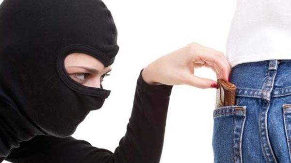 14 വര്‍ഷം മുമ്പ് മോഷണം പോയ പഴ്സ് തിരികെ ലഭിച്ചു; ഒന്നും നഷ്ടമായില്ല, പക്ഷെ നോട്ട് നിരോധനം പണിയായി