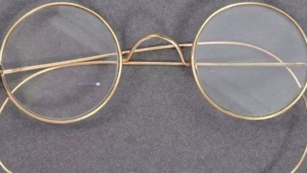 തപാല്‍ പെട്ടിയില്‍ നിന്നും കിട്ടിയ ഗാന്ധിയുടെ കണ്ണട ലേലത്തില്‍ പോയി; ലഭിച്ചത് രണ്ടരക്കോടിയിലേറെ രൂപ