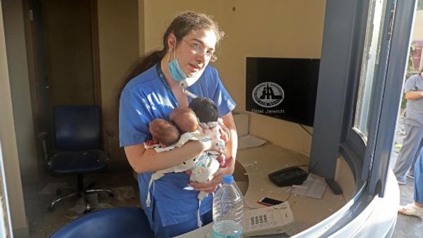 മൂന്ന് പിഞ്ചുകുഞ്ഞുങ്ങളെ മാറോട് ചേര്‍ത്ത്; മൃതദേഹങ്ങള്‍ക്കിടയില്‍ നിന്ന്... ഈ ചിത്രം പറയും ബാക്കി