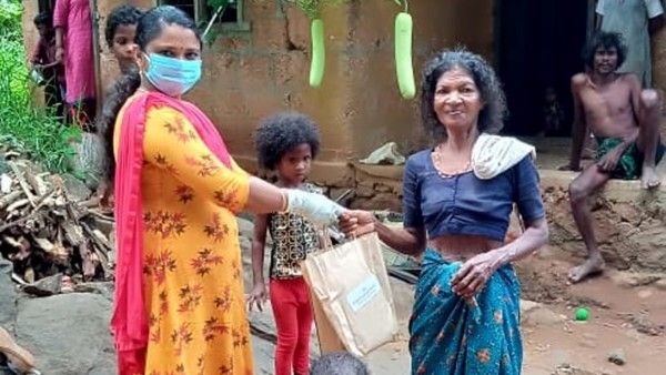 മലപ്പുറത്തെ ഊരുകളില്‍ സന്തോഷത്തിന്റെ ഓണം; ഓണക്കോടി നേരിട്ടെത്തിച്ച് സര്‍ക്കാര്‍