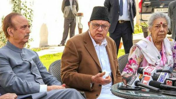 കശ്മീരില്‍ പിഡിപി നേതാക്കള്‍ തടങ്കലില്‍, ഫാറൂഖ് അബ്ദുള്ളയെ കണ്ട് കശ്മീരി പണ്ഡിറ്റ് സംരംഭകര്‍!!