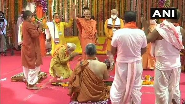 അയോധ്യയില്‍ രാമക്ഷേത്ര നിര്‍മ്മാണത്തിന് ആദ്യ ശിലയിട്ട് നരേന്ദ്ര മോദി;പാകിയത് 40 കിലോയുള്ള വെള്ളി ശില