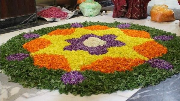 കഴിഞ്ഞതെല്ലാം പ്രളയം.. ഈ ഓണം കൊവിഡ് കൊണ്ടുപോയി: വറുതി കാലത്തെ ഓർത്ത് മറുനാട്ടിലും ഓണം!!