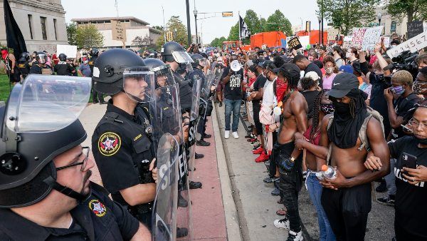 കറുത്ത വര്‍ഗക്കാരനെ മക്കളുടെ മുന്നിലിട്ട് വെടിവച്ചു പോലീസ്; വീണ്ടും പ്രക്ഷോഭത്തില്‍ മുങ്ങി അമേരിക്ക